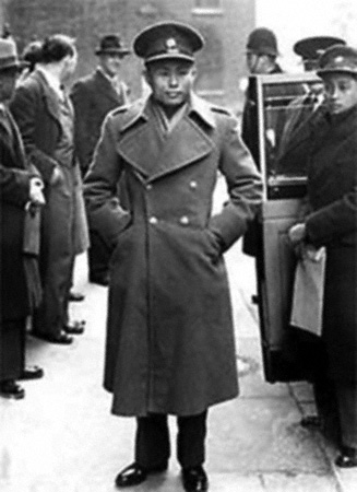 လန်ဒန်၊ အင်္ဂလန် ရောက် ဗိုလ်ချုပ်  အောင်ဆန်း (၁၉၄၇ ခုနှစ် ဇန်နဝါရီလ)